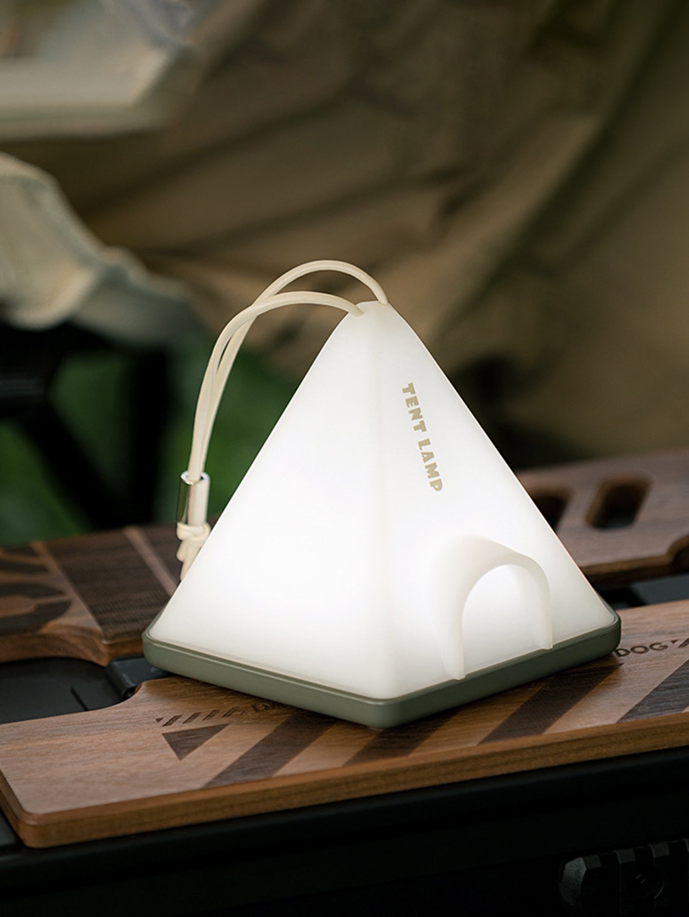 Luz nocturna premium para tienda de campaña con correa y base para colgar: 6 niveles de brillo ajustables para un ambiente de camping excepcional.