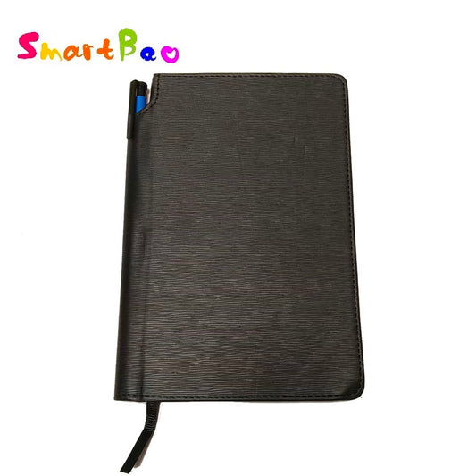 Cuaderno A5 de piel sintética con portalápices y logotipo personalizado.