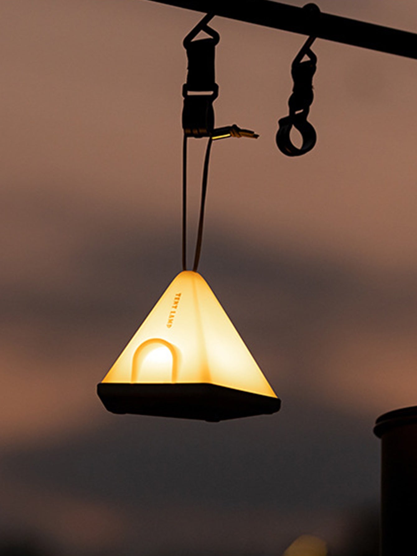 Luz nocturna premium para tienda de campaña con correa y base para colgar: 6 niveles de brillo ajustables para un ambiente de camping excepcional.