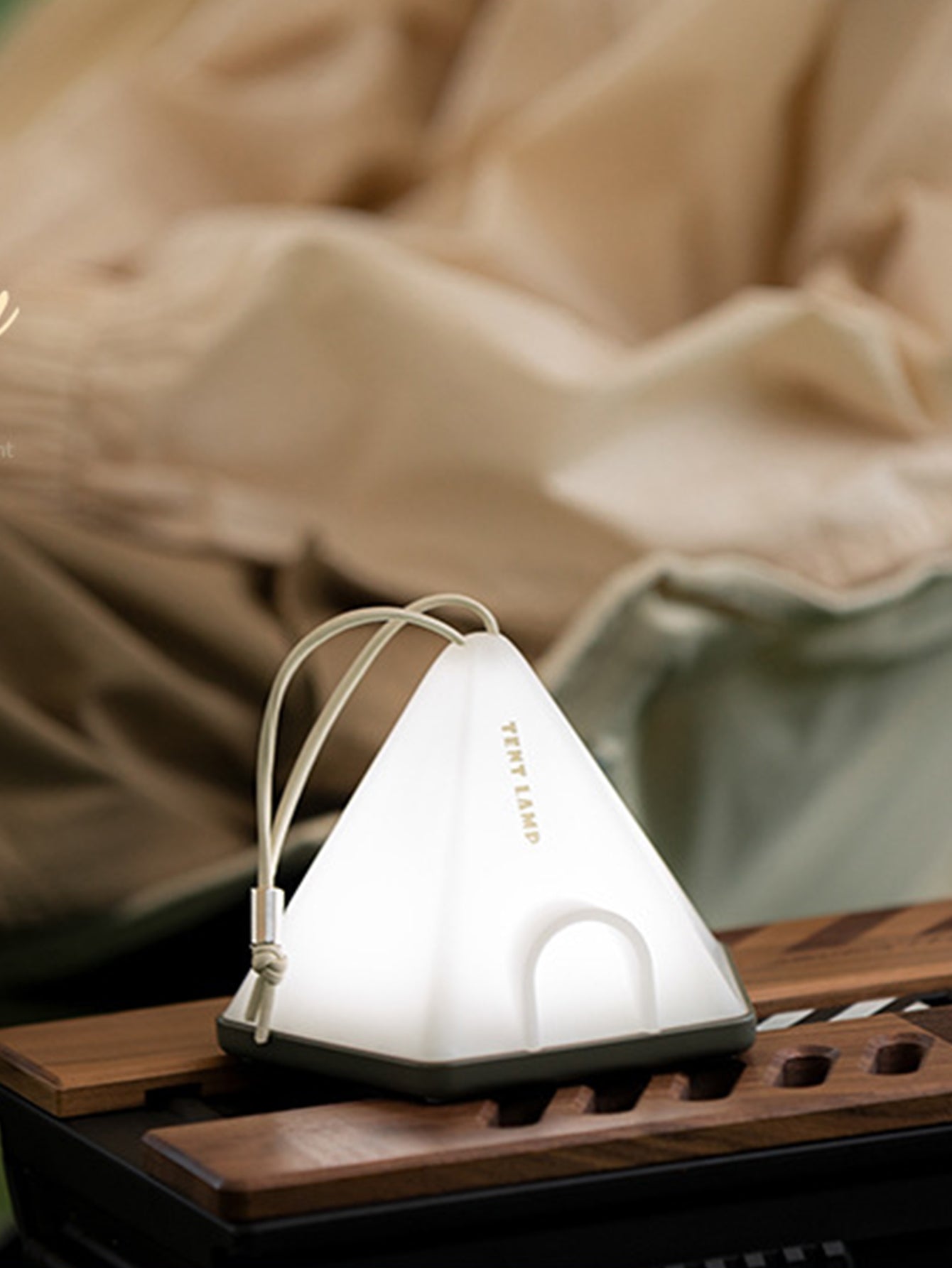 Luz nocturna premium para tienda de campaña con correa y base para colgar: 6 niveles de brillo ajustables para un ambiente de camping excepcional.